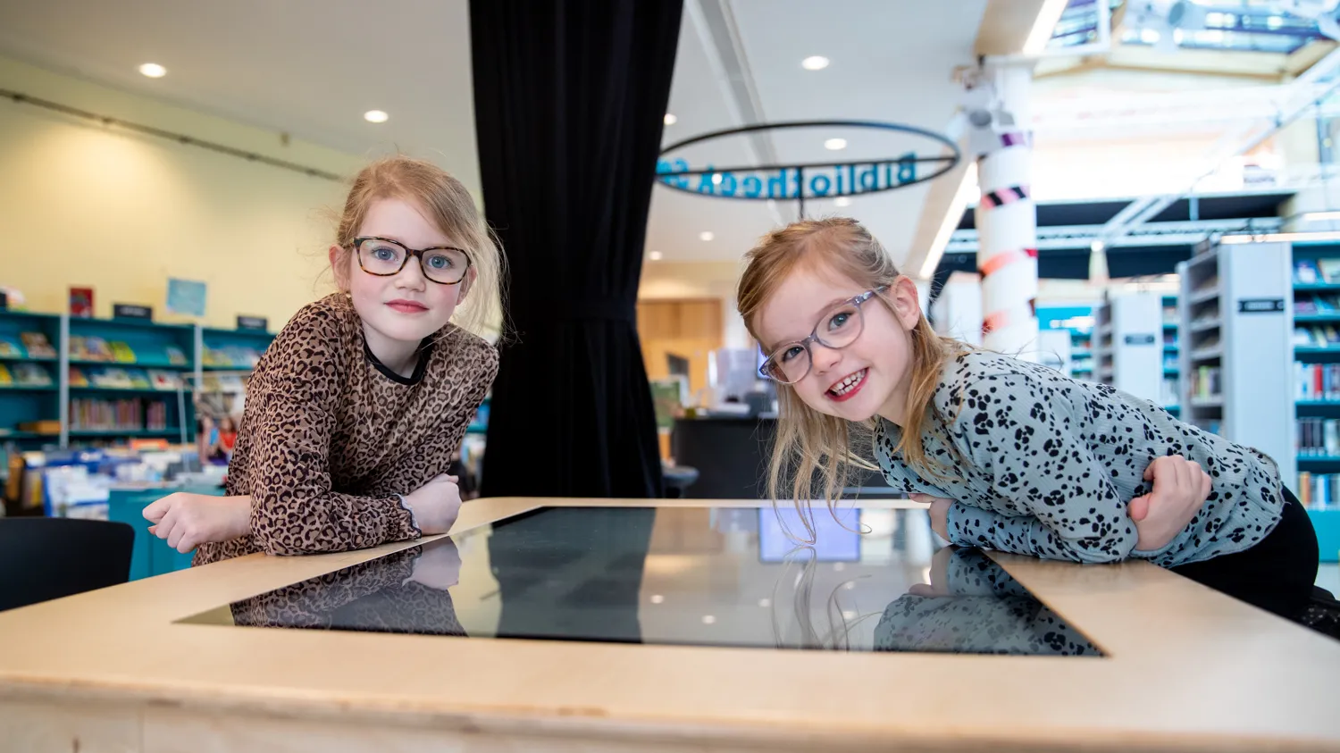 Twee meisjes in de bibliotheek