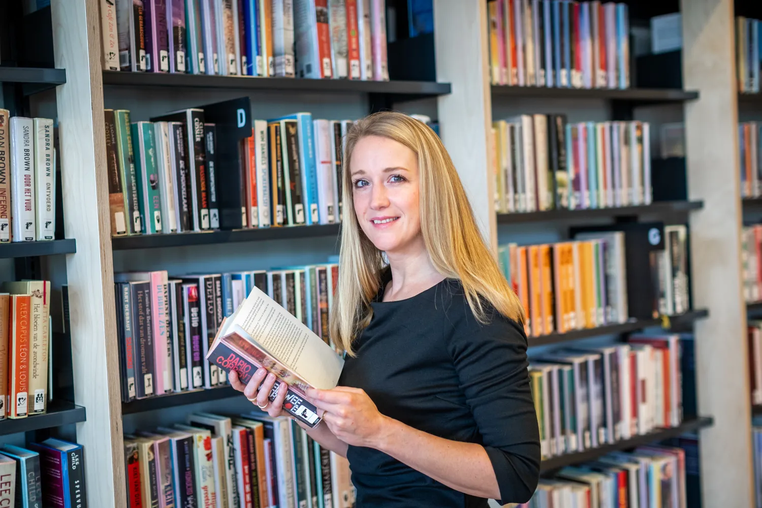 Vrouw voor boekenkast 