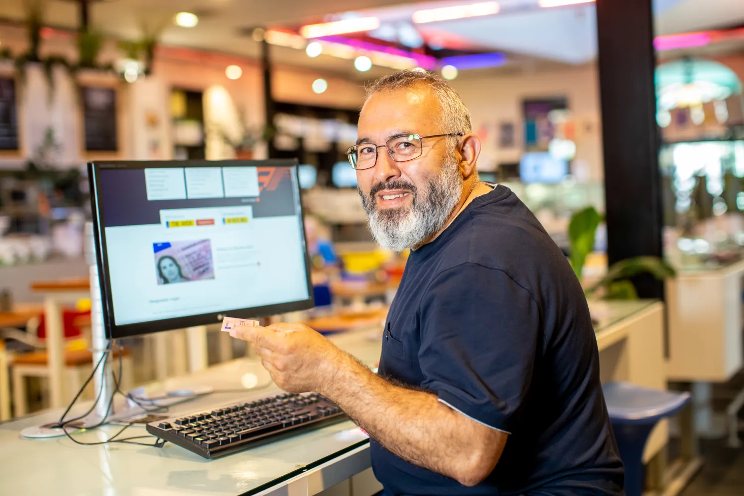 man achter pc met rijbewijs 