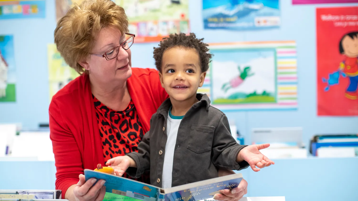 oma en kleinzoon lezen een prentenboek