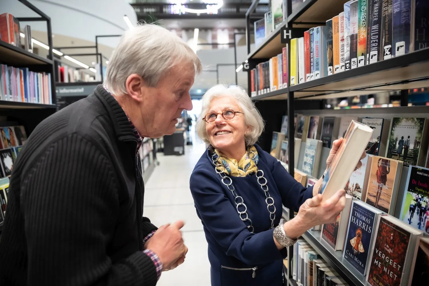 oudere man en vrouw met boeken in handen