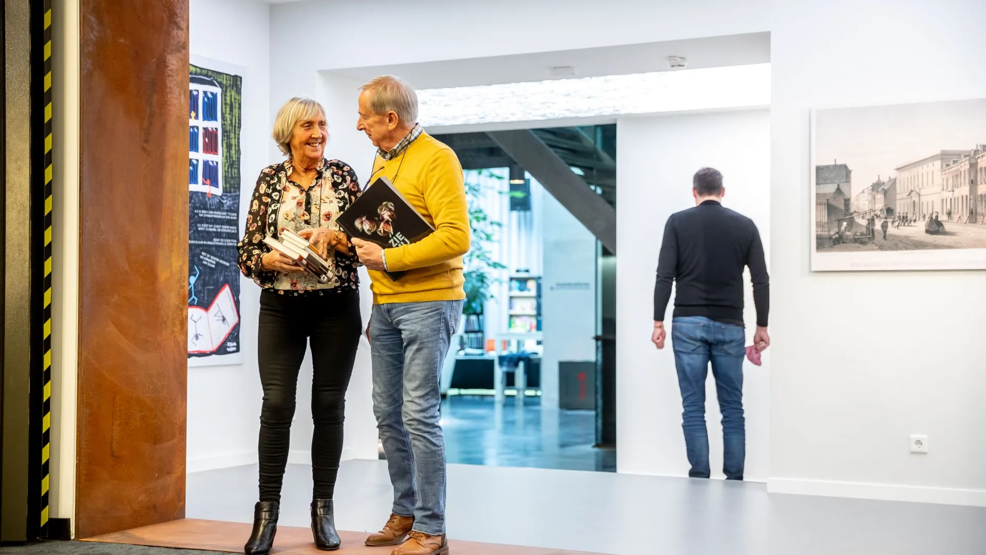 oudere man en vrouw met boeken in handen