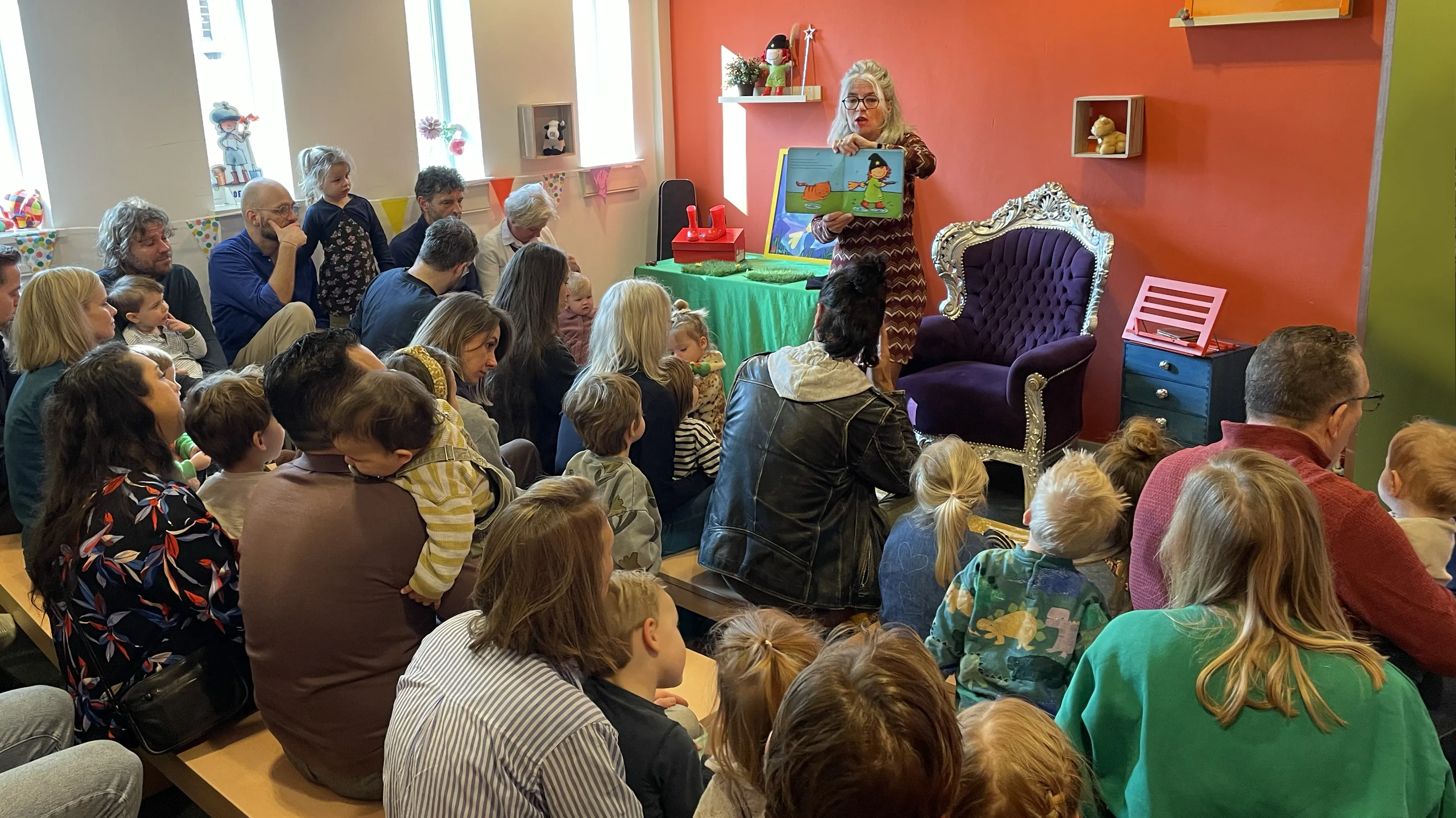 kinderen luisteren naar voorleesverhaal