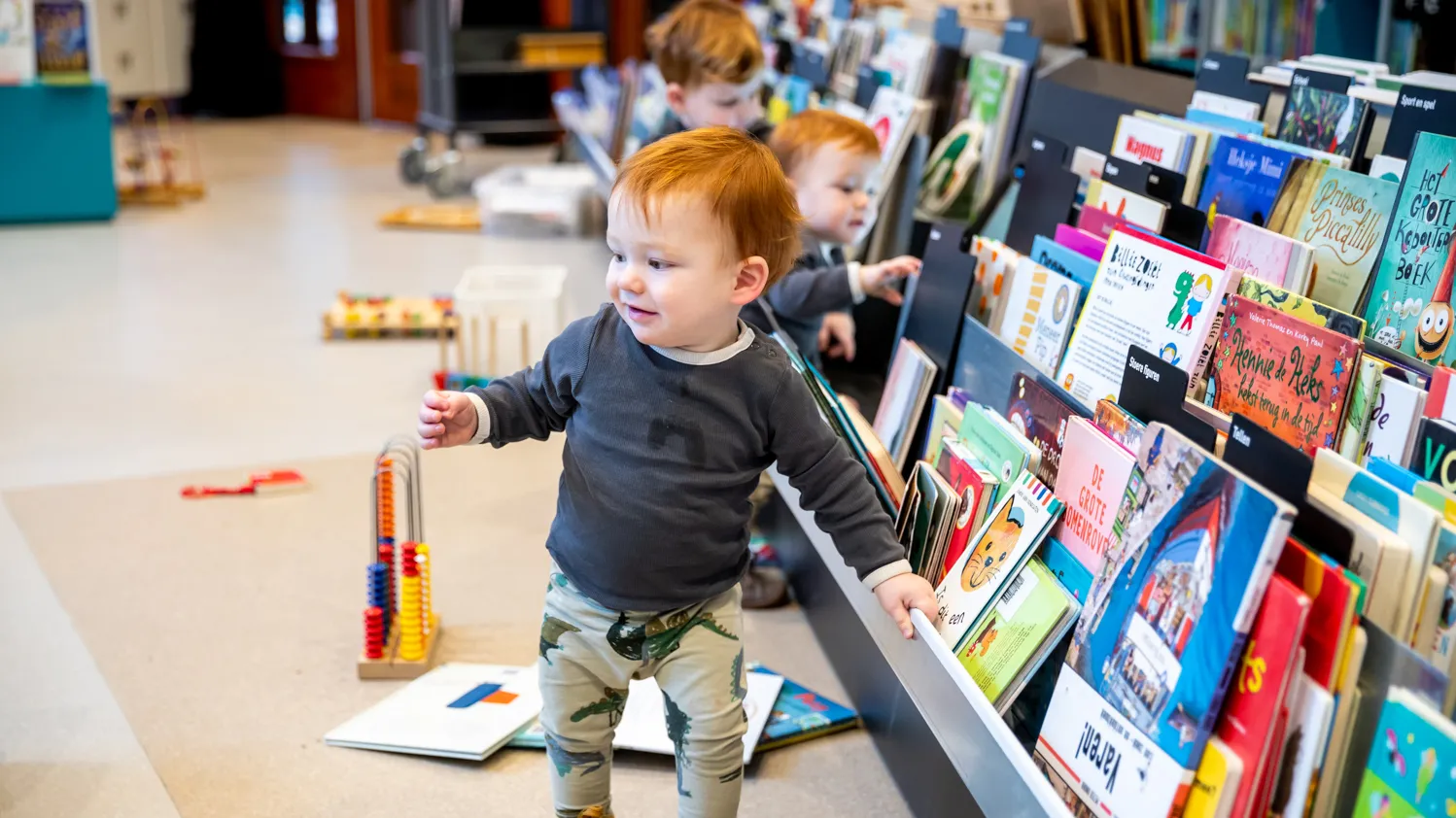 peuters met speelgoed en boeken