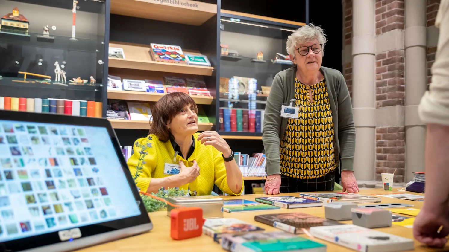 twee vrouwen aan tafel met boeken