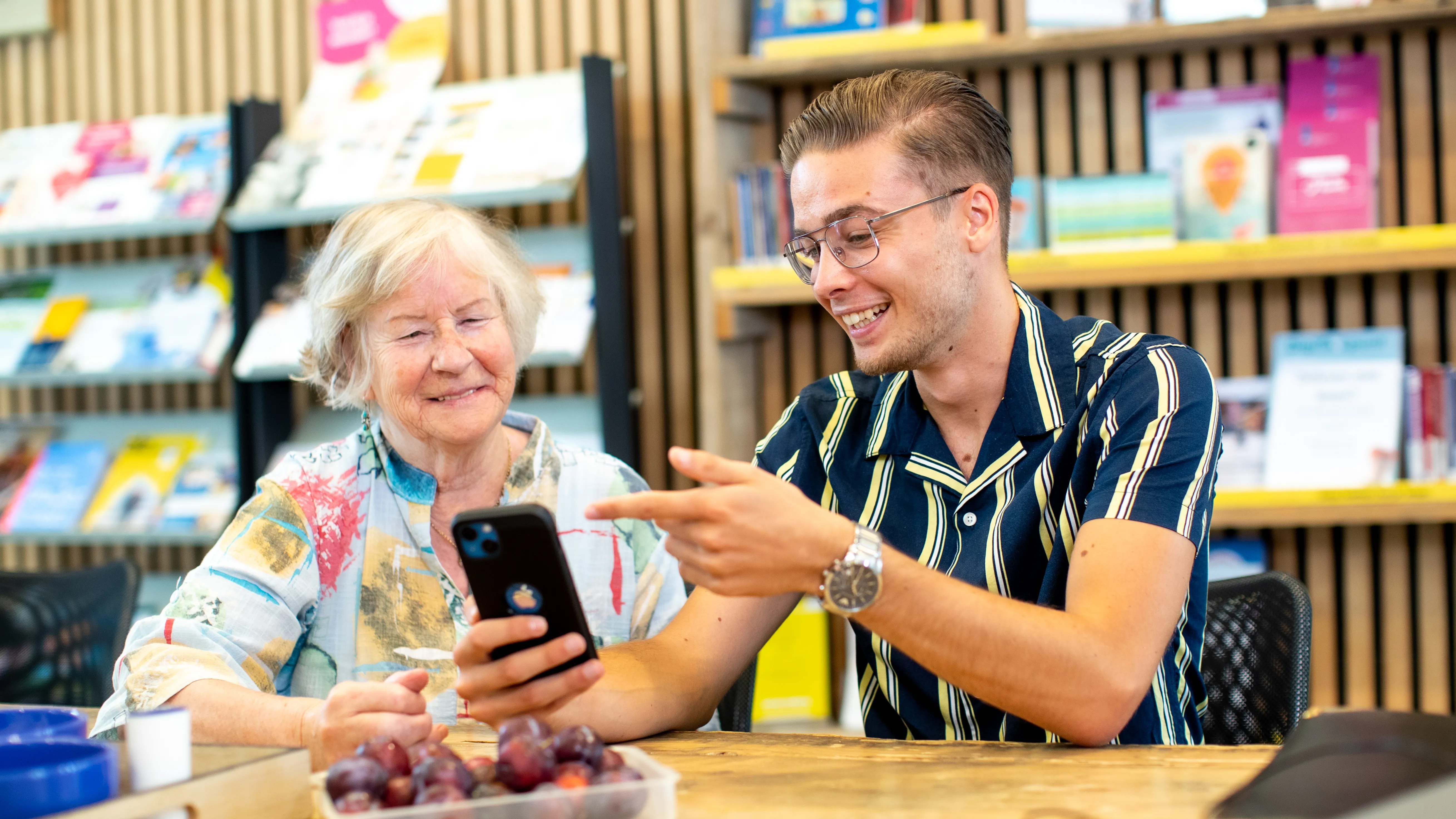 Vrouw en man achter telefoon in Digitaalpunt