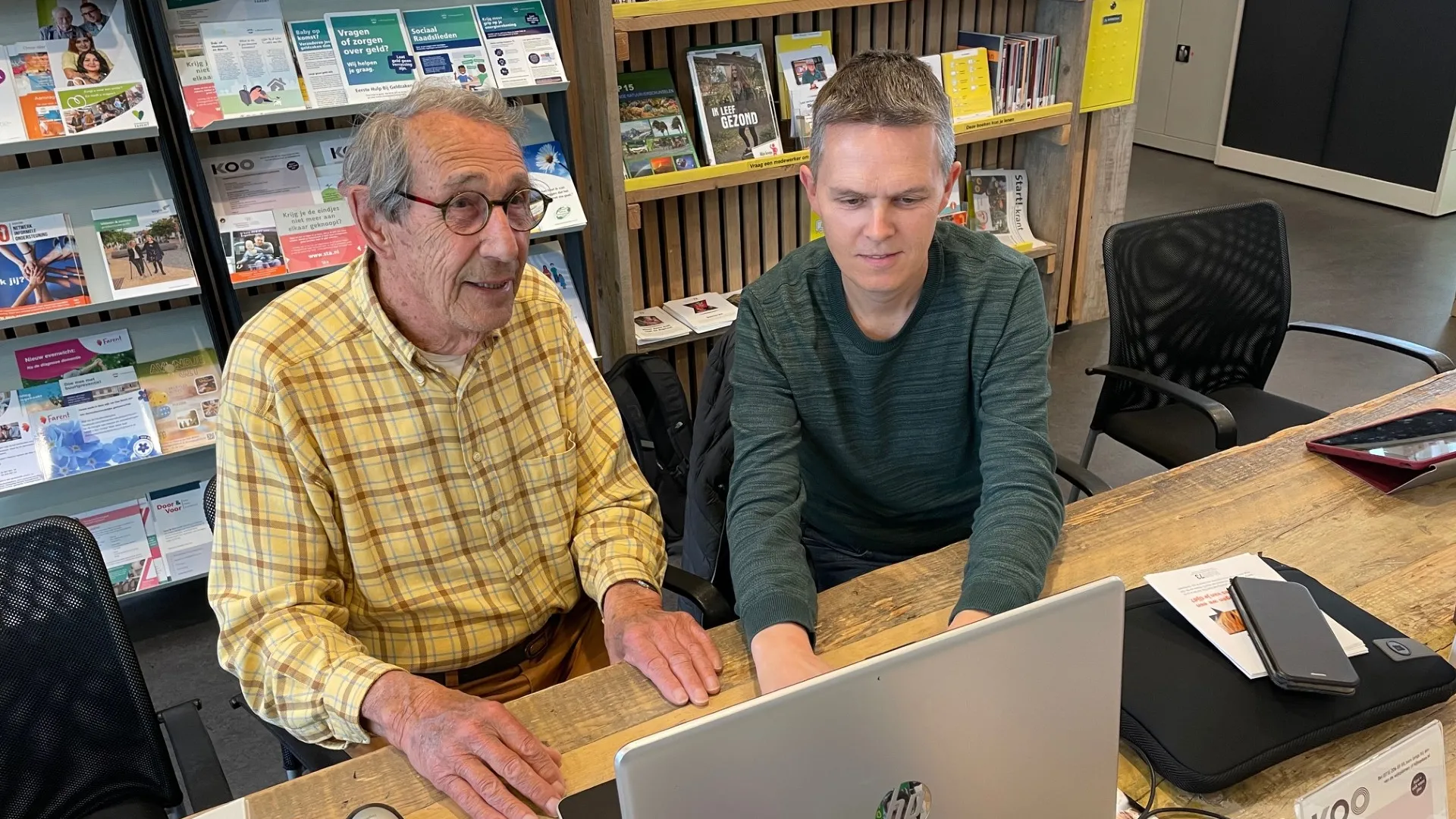 Twee mannen achter laptop