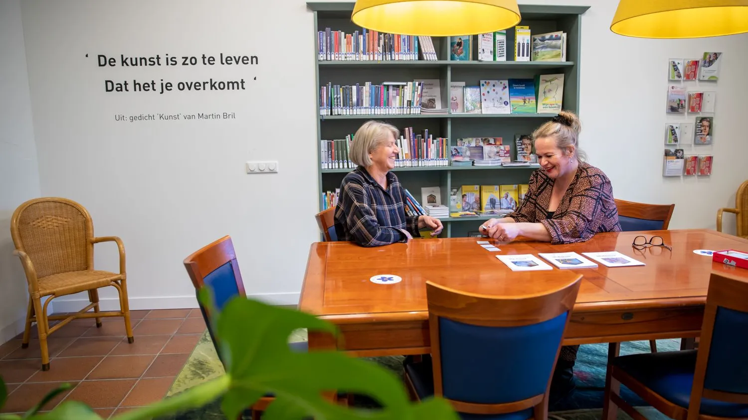 twee vrouwen aan tafel spelen memory