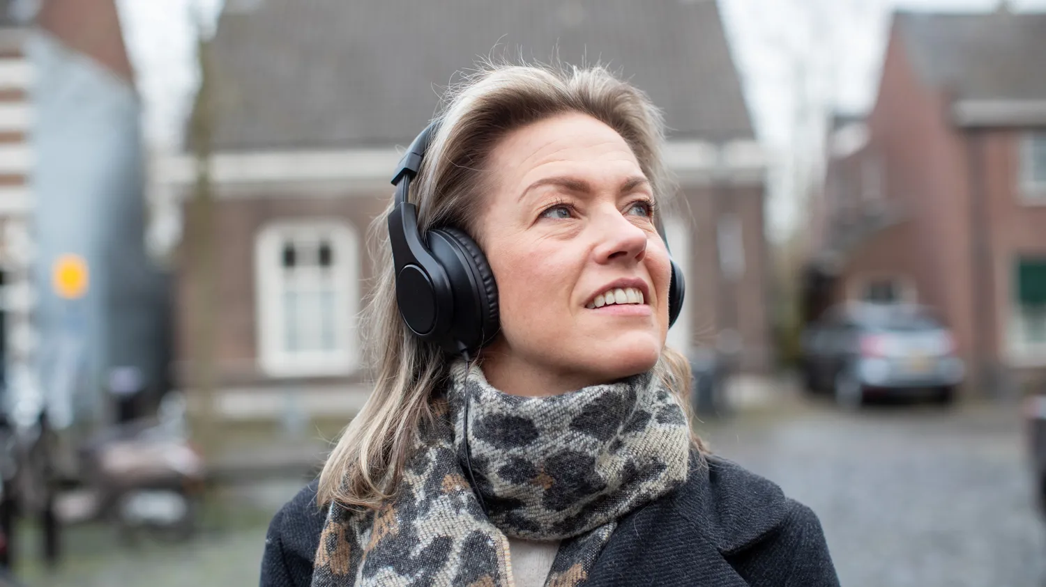 vrouw met koptelefoon