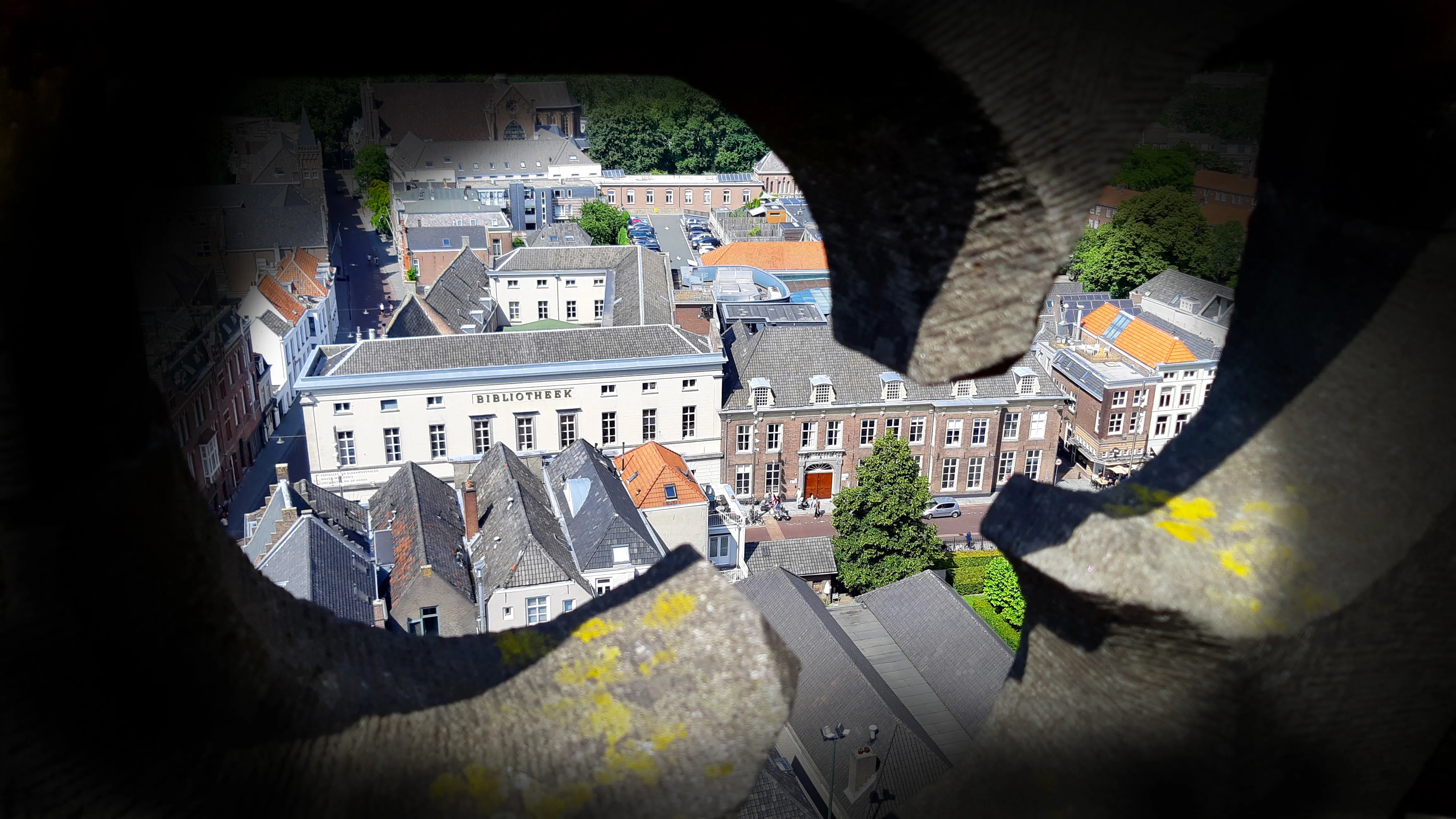 doorkijkje vanaf de Sint Janskathedraal in 's-Hertogenbosch naar de Huis73 panden aan de Hinthamerstraat