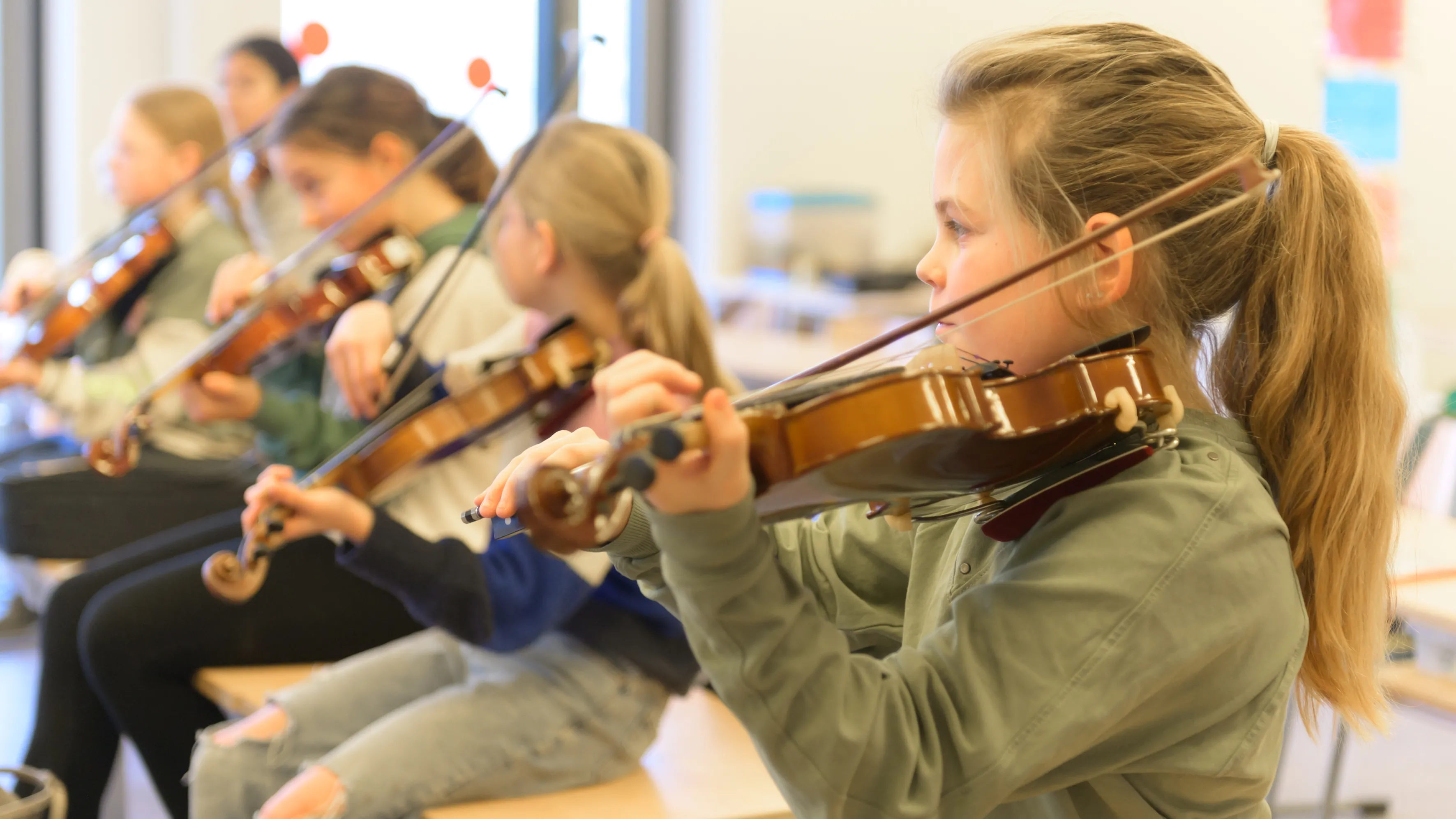 Leerlingen leren viool spelen