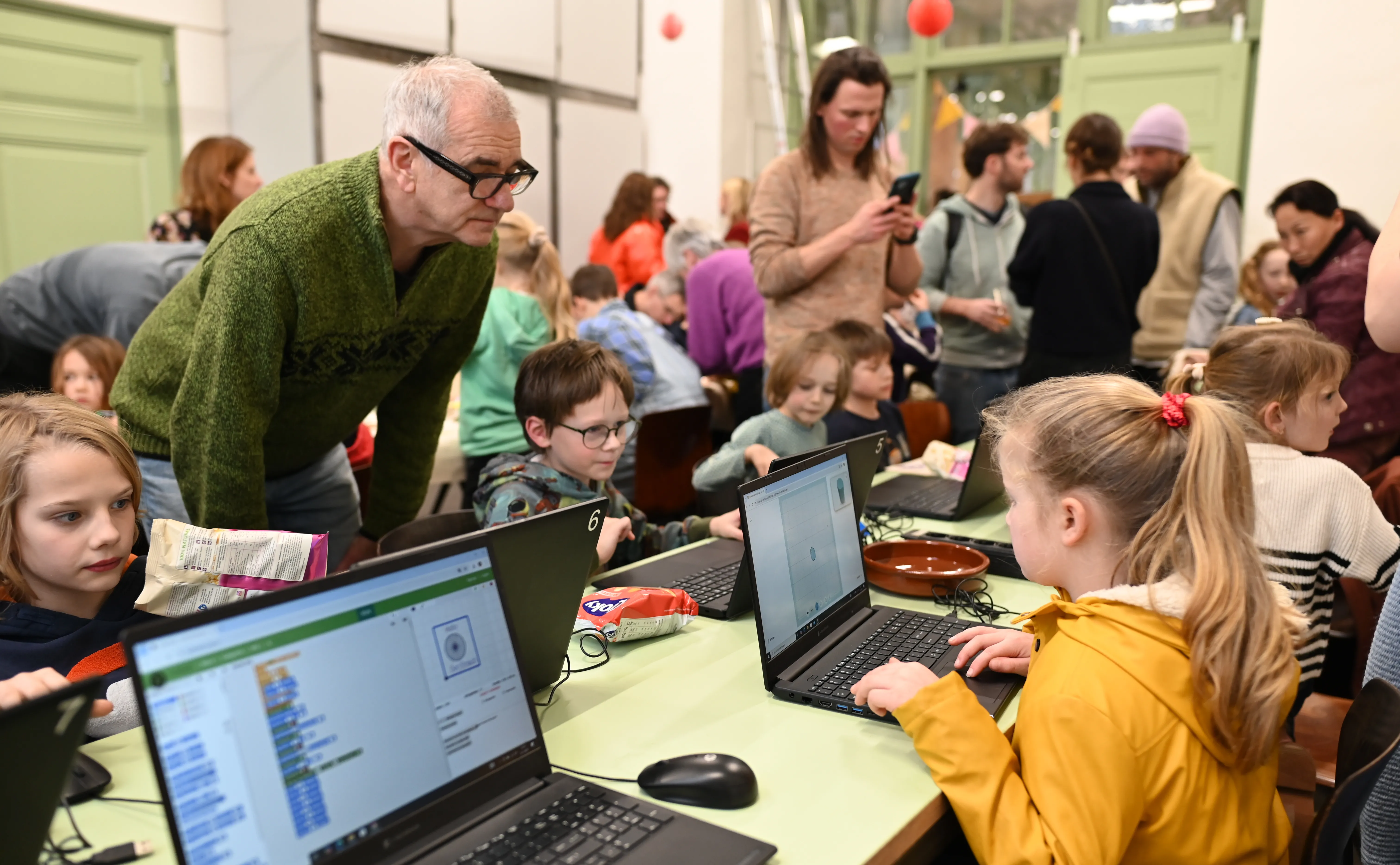 Kinderen achter laptop