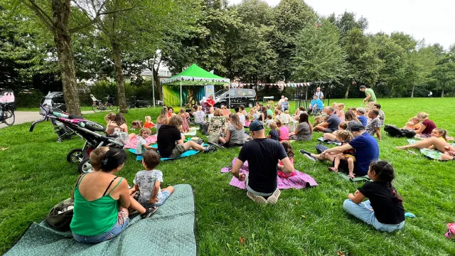 kinderen en ouders op grasveld voor tent