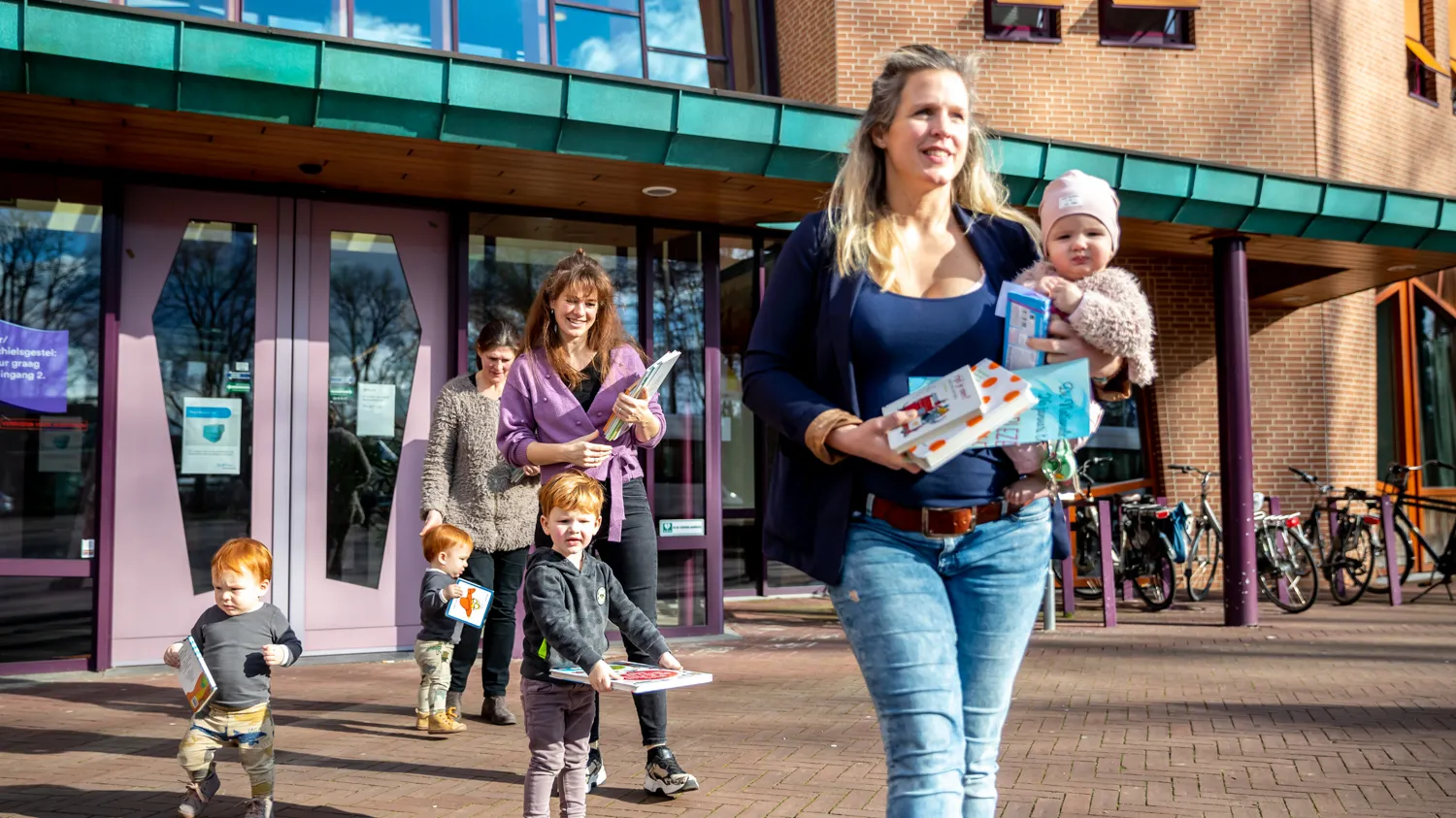 Bezoekers komen naar buiten bij de Meander
