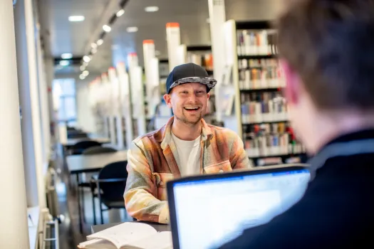 Mannen met laptop in bieb