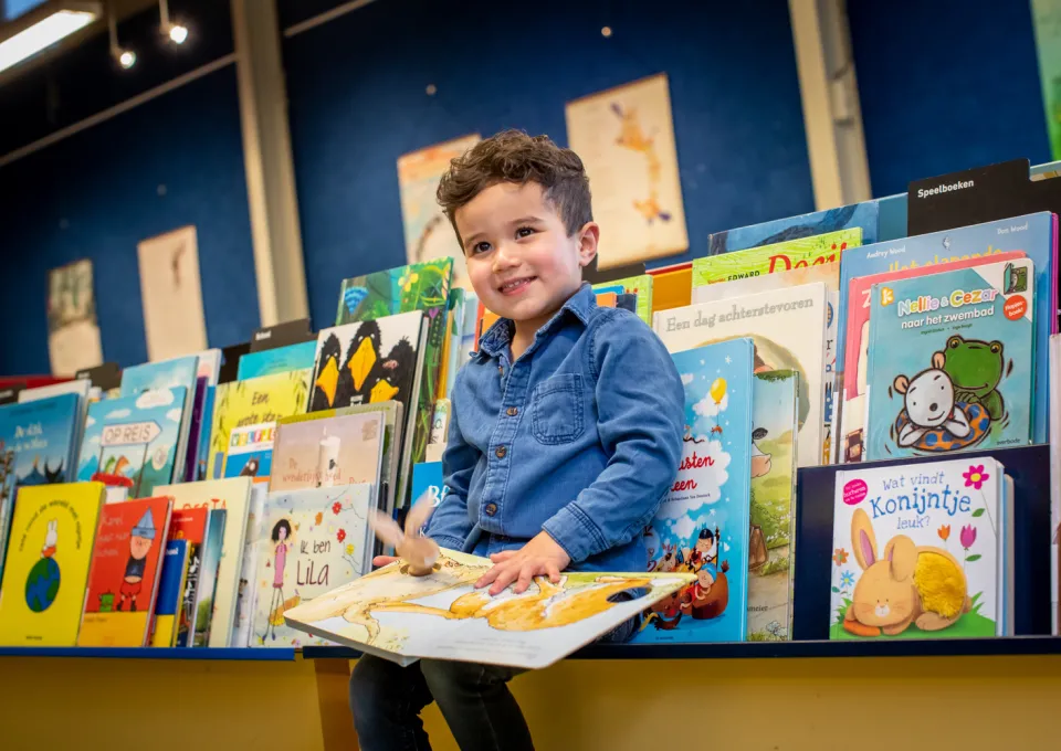 jongen met boek