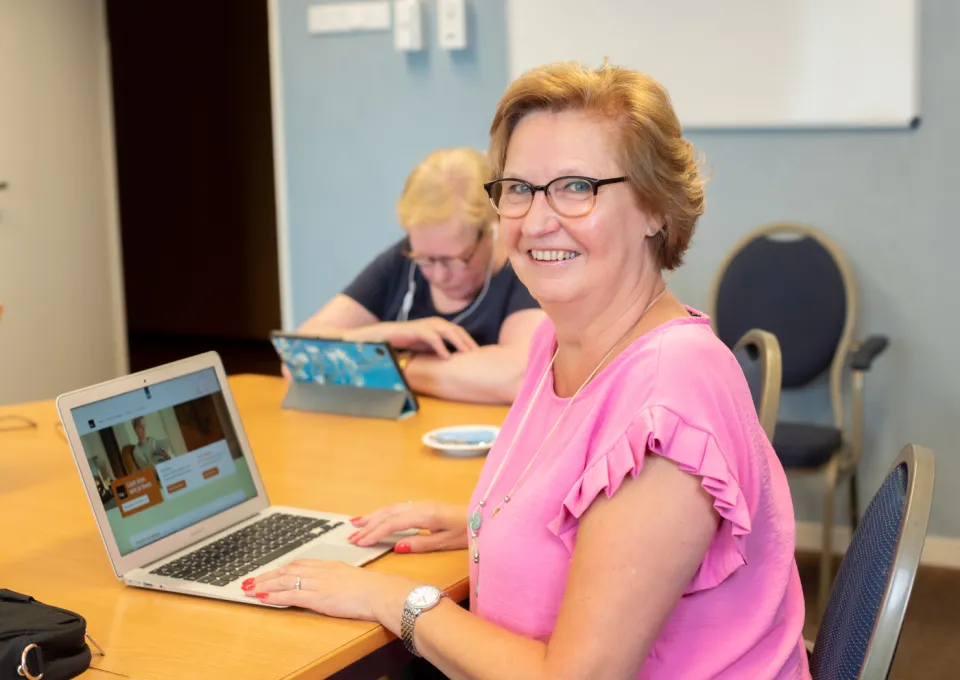 vrouw achter laptop