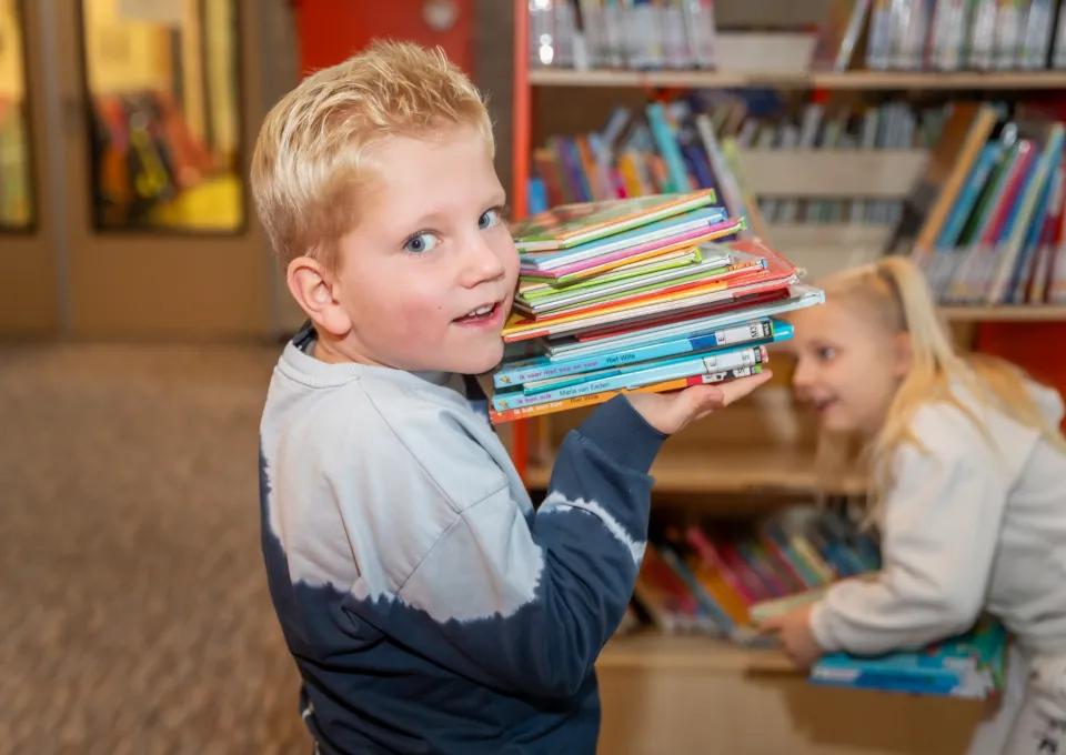 jongen met boeken