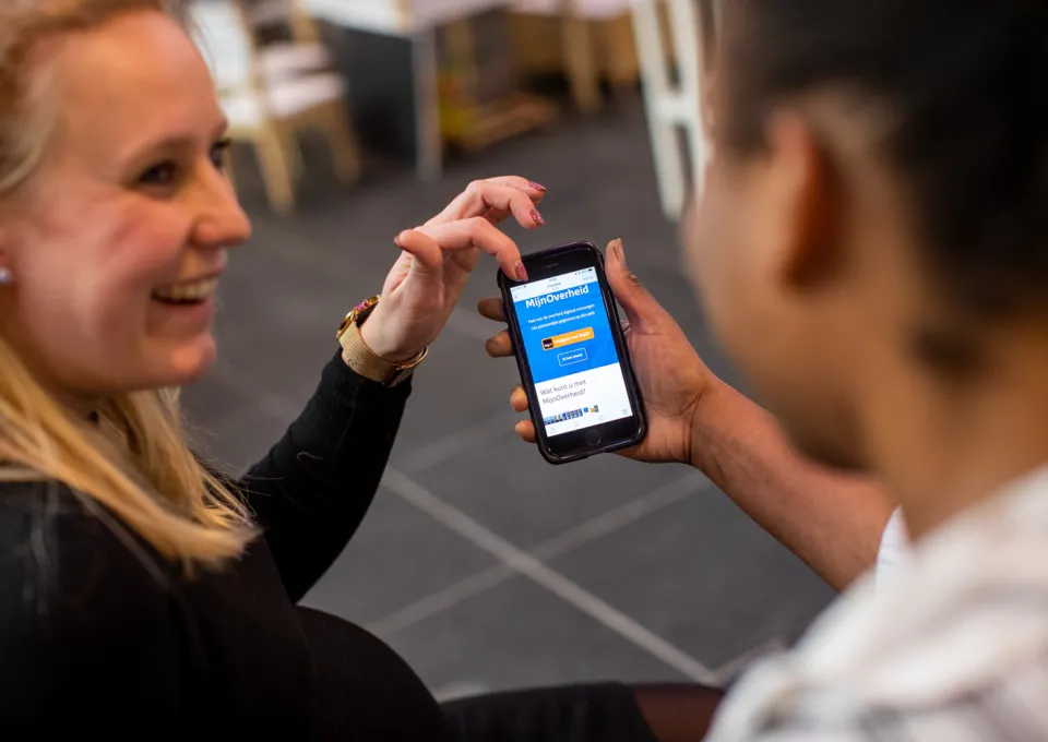 Vrouw met telefoon in de hand 