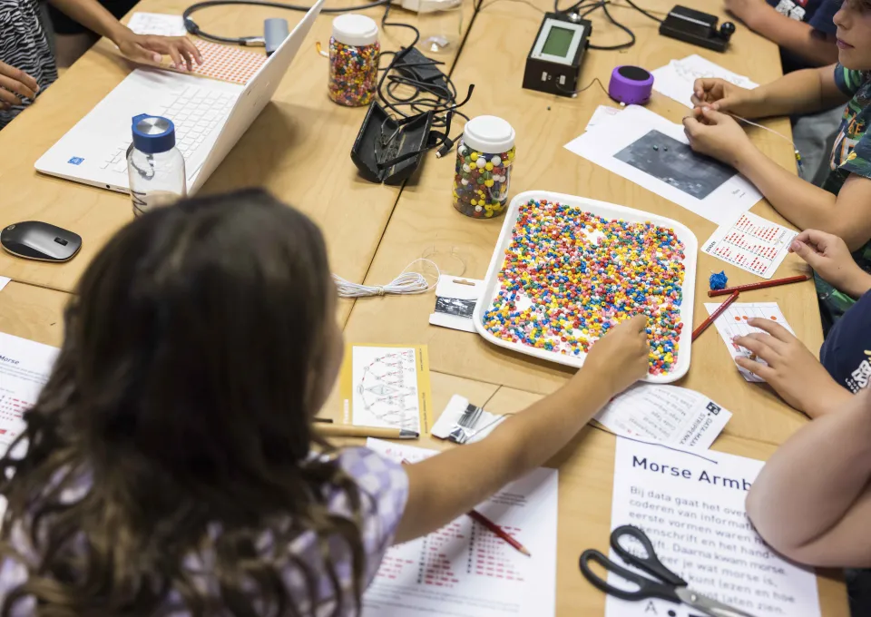 Kinderen in het Digitaal Atelier aan het werk met kralen