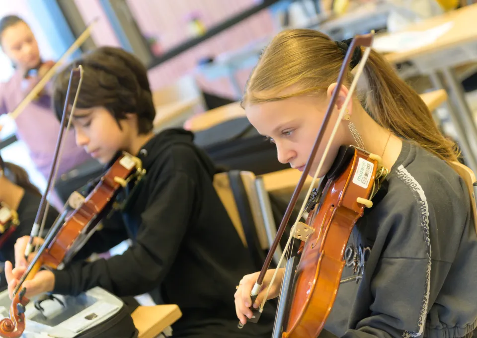 kinderen op viool in klas 