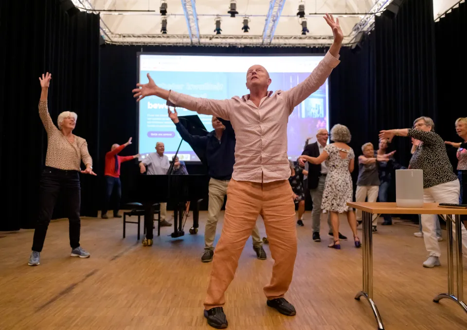 zaal met dansende senioren