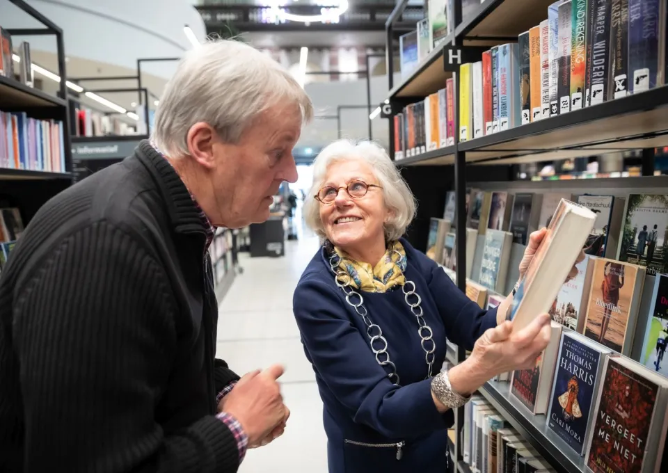 oudere man en vrouw met boeken in handen