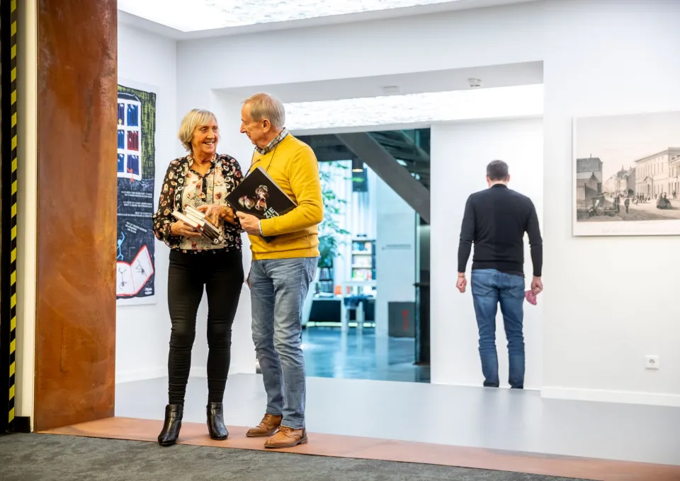 oudere man en vrouw met boeken in handen