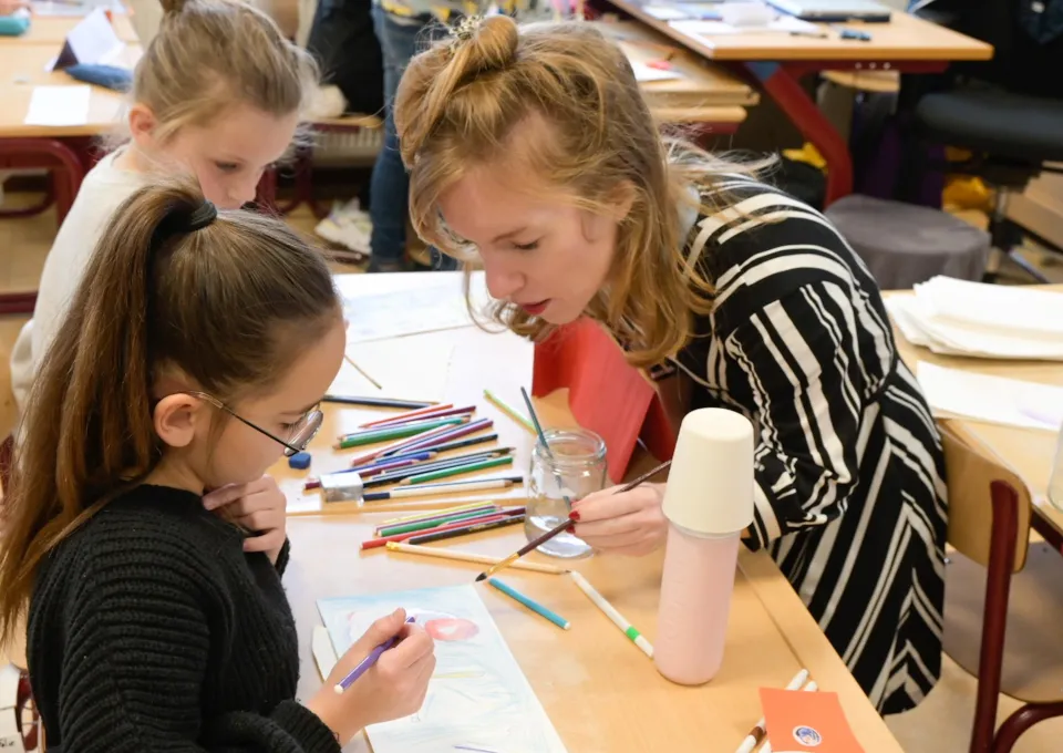 eva geeft les aan kinderen 