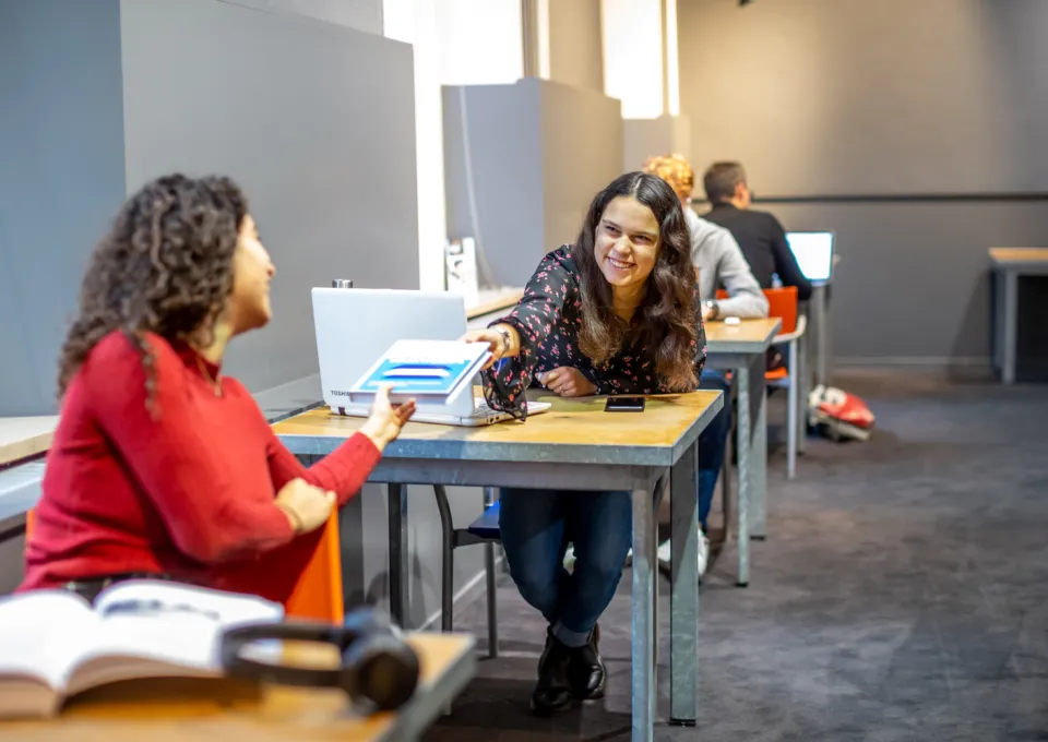 vrouwelijke studenten in studiezaal