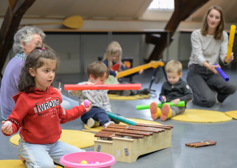 kinderen maken muziek