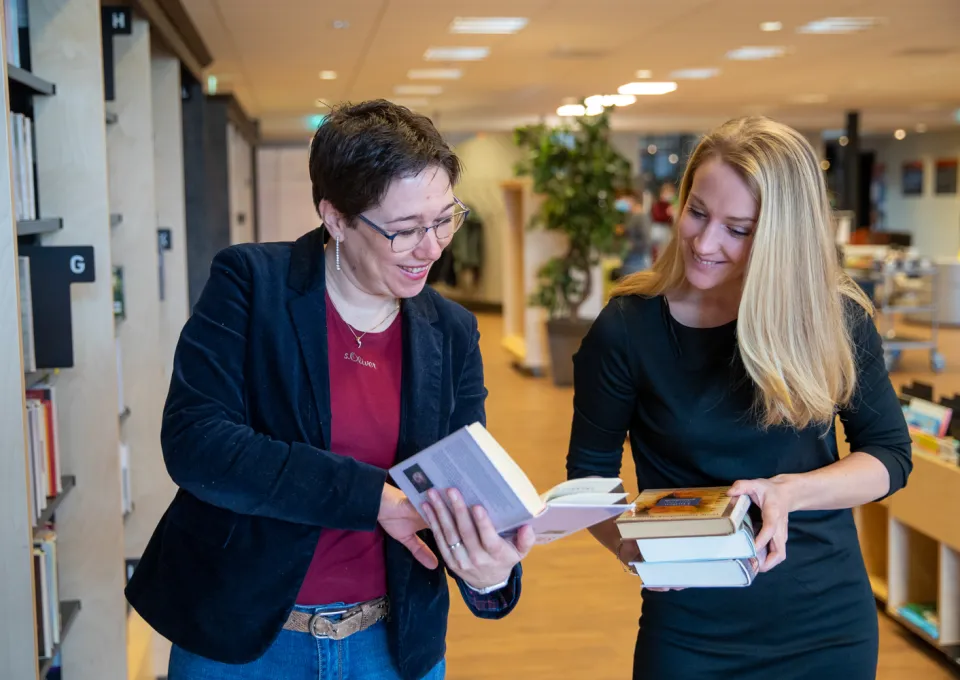 twee vrouwen in gesprek over boeken