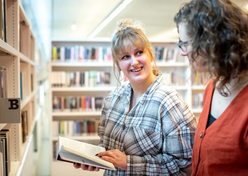 twee vrouwen bij boekenkast