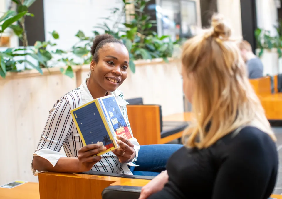 twee vrouwen met boek