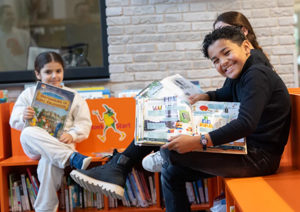 Kinderen met boeken in school