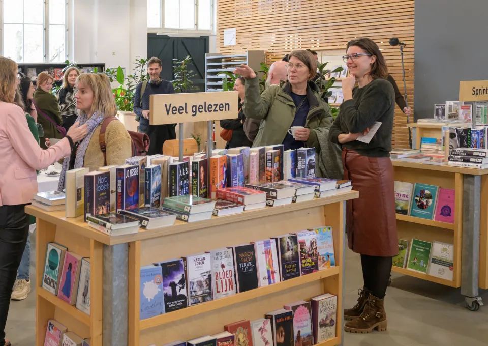 mensen bij kast met nieuwe boeken