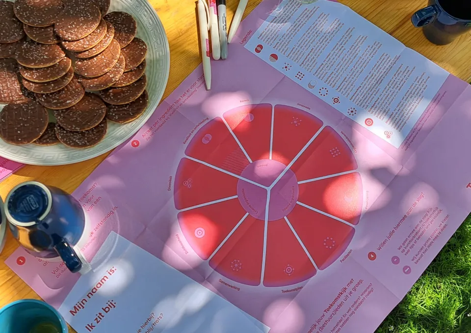 tafel met routekaart en koekjes