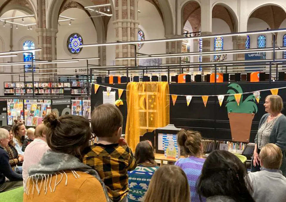 Feest met vlaggetjes in de bibliotheek