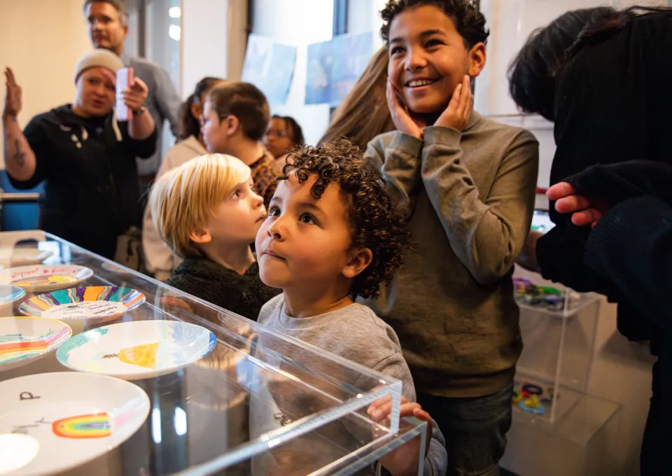 Jonge kinderen kijken blij in museum