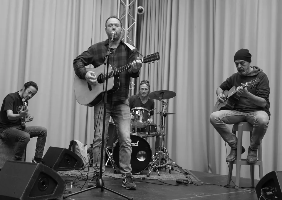 Zwart Wit foto van de band More Treble op het podium bij Huis73