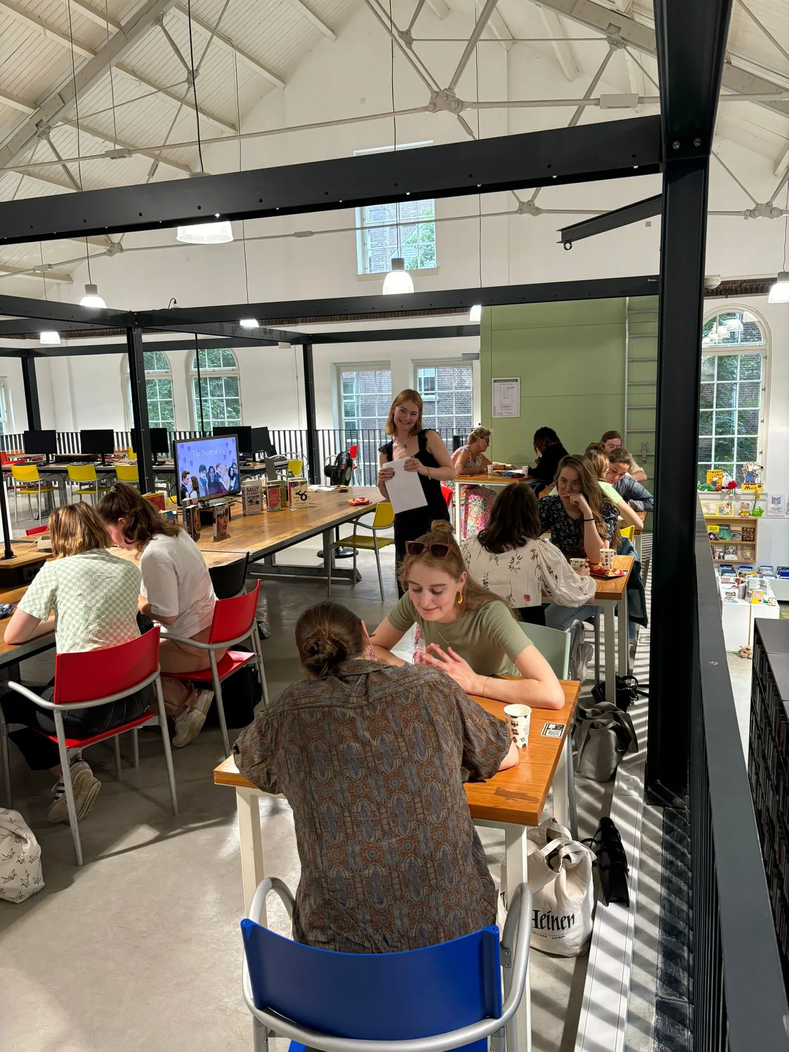 groep jongeren in bibliotheek bespreekt boeken