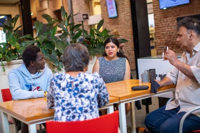 mannen en vrouwen pratend aan tafel