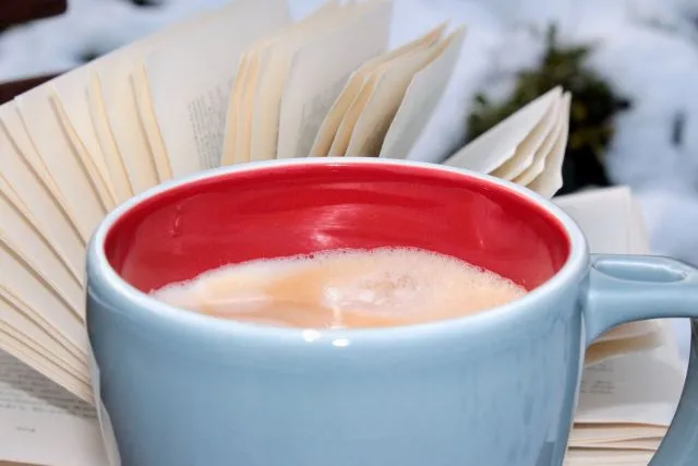 Kop koffie bij bladzijdes boek Verhaaltijd Rosmalen