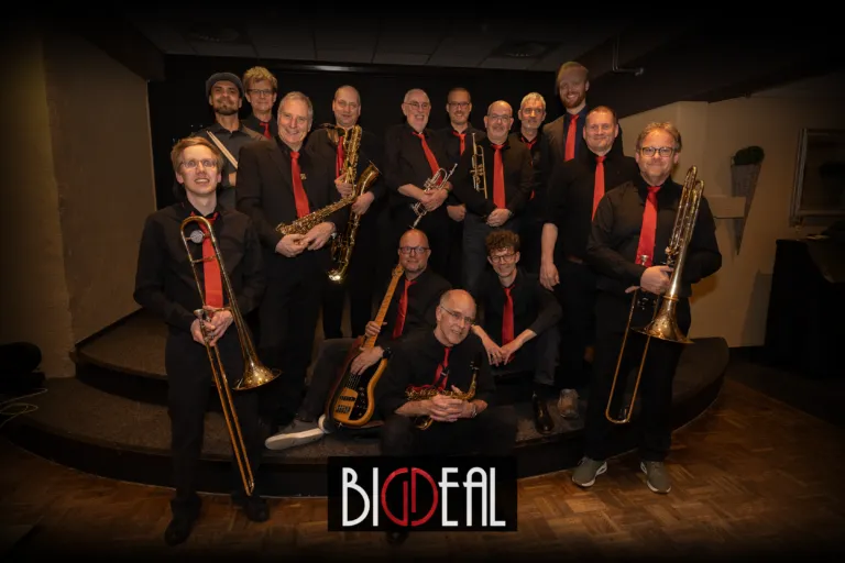 Groepsfoto bigband Big Deal met instrumenten