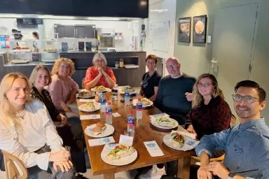 Mensen lunchen aan tafel 