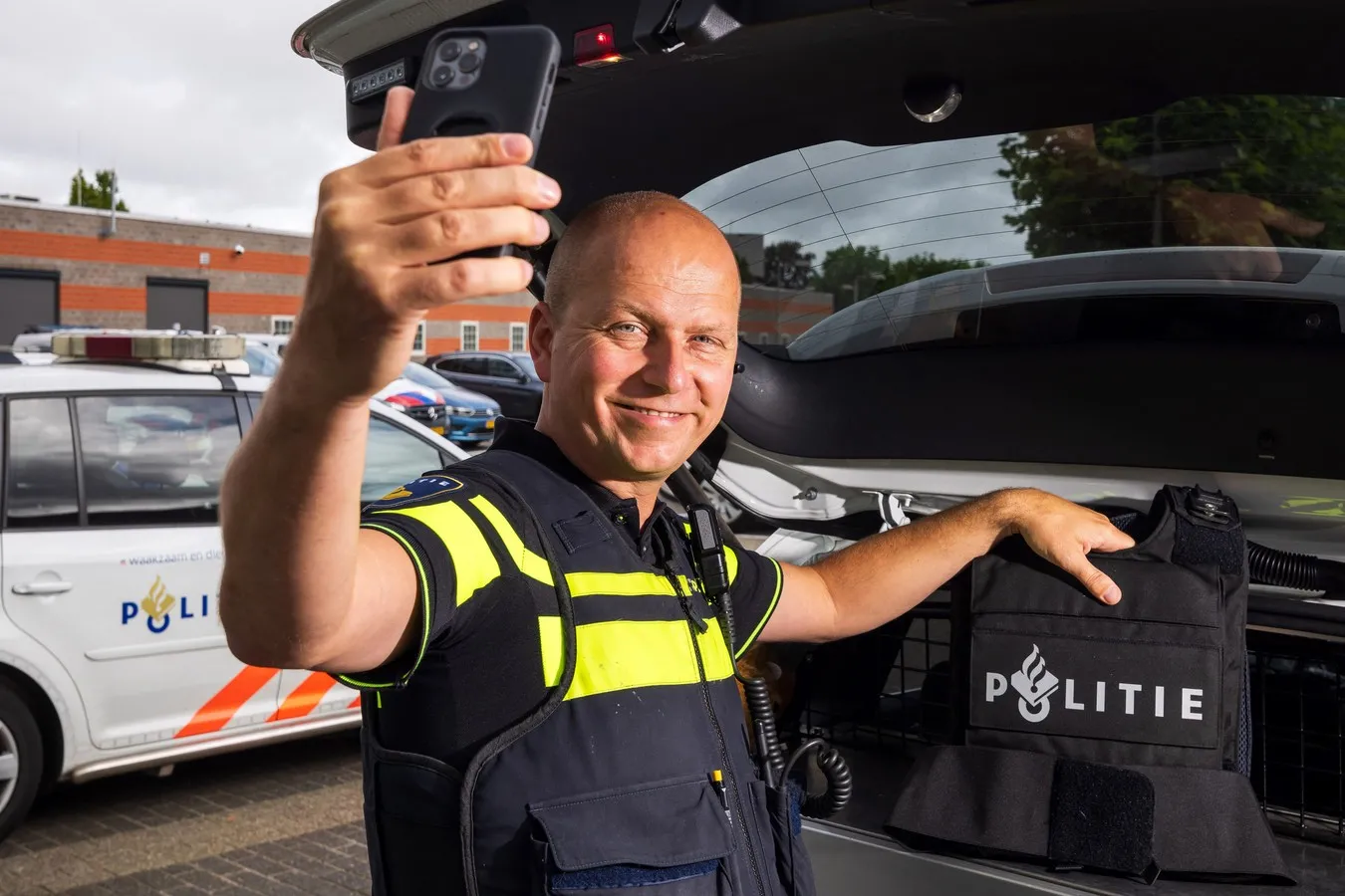 Politieman Frans maakt een selfie