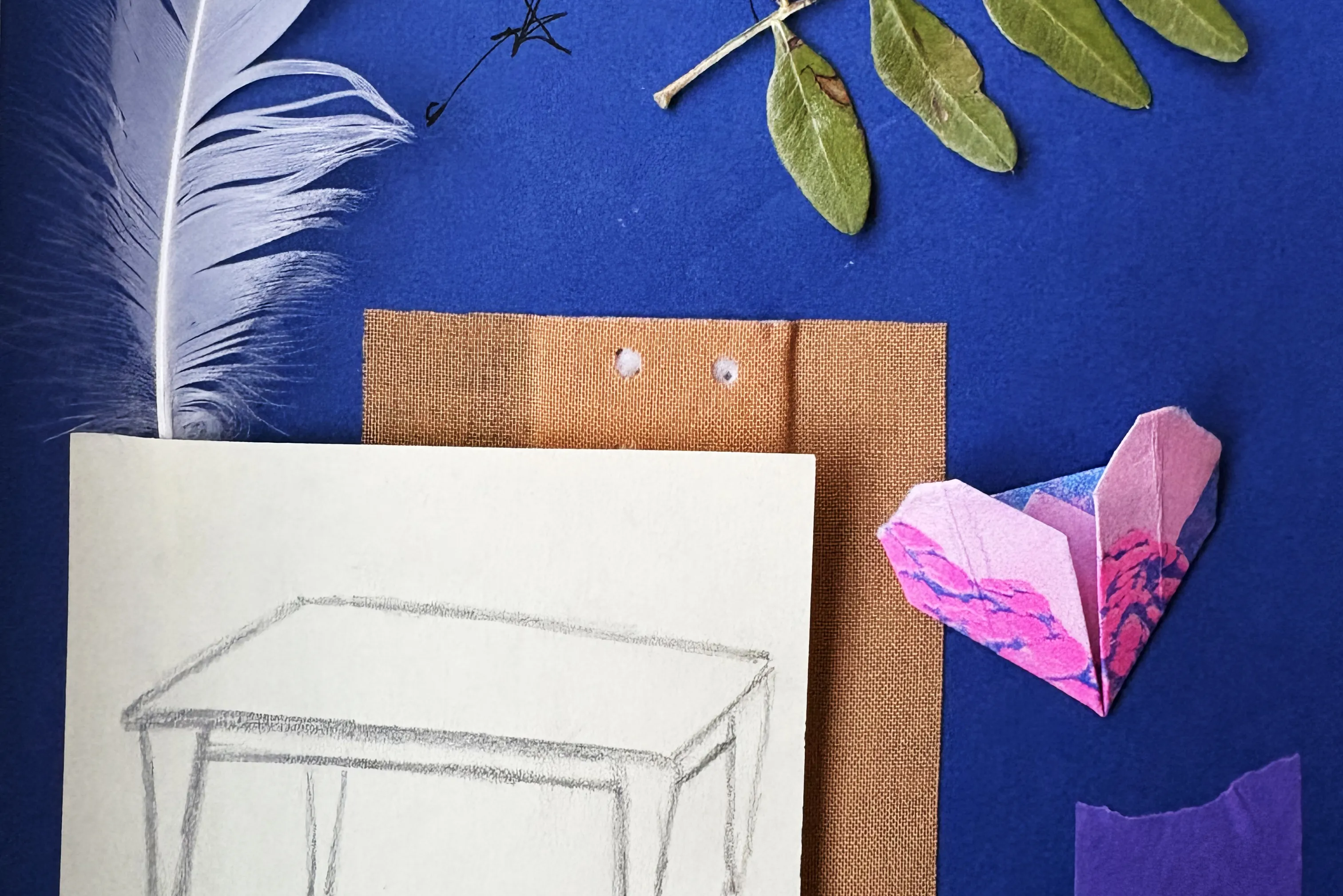 moodboard met tekening takje veer pleister en origami hartje