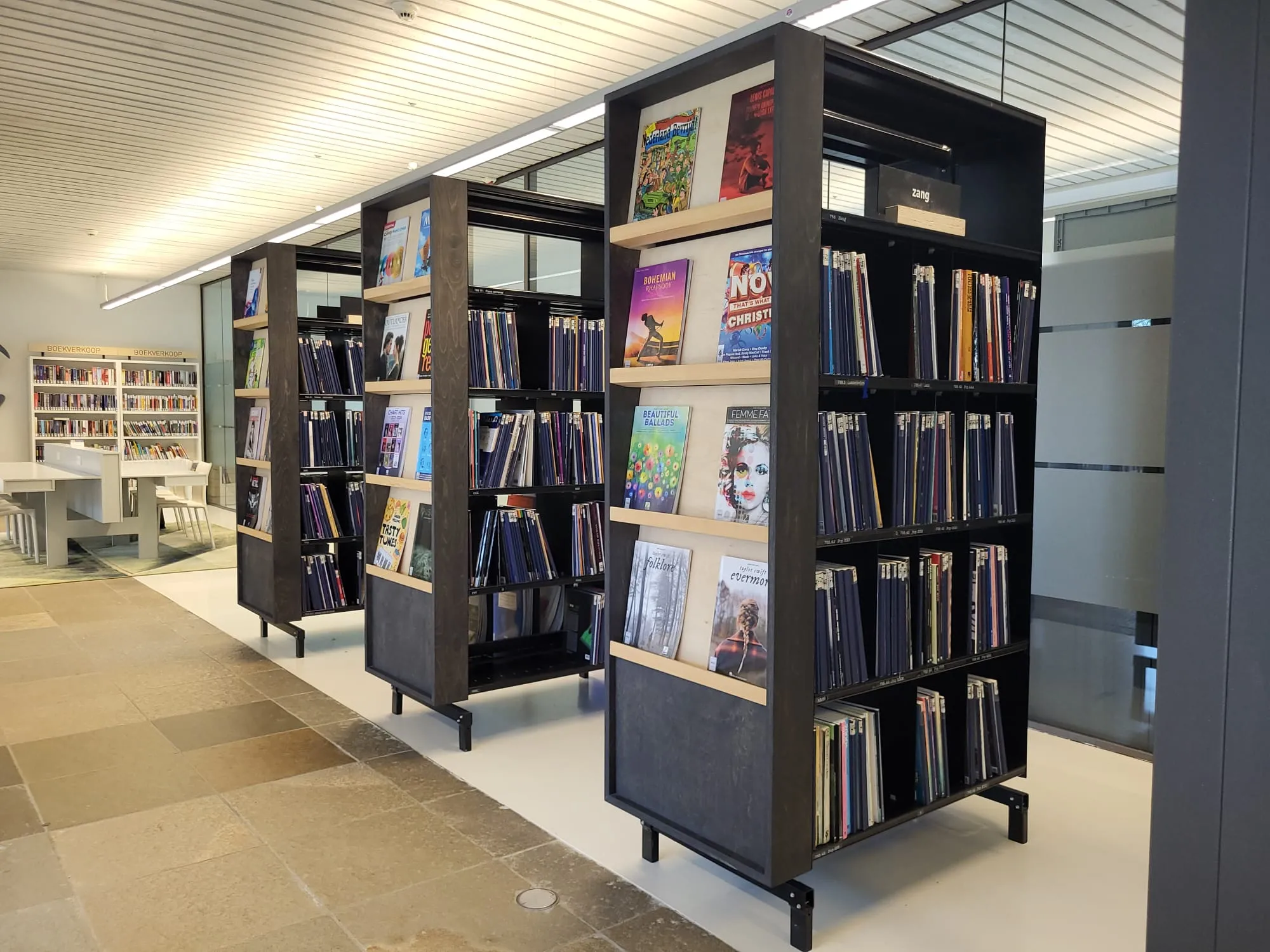 Boekenkasten met daarin bladmuziek in Bibliotheek Rosmalen