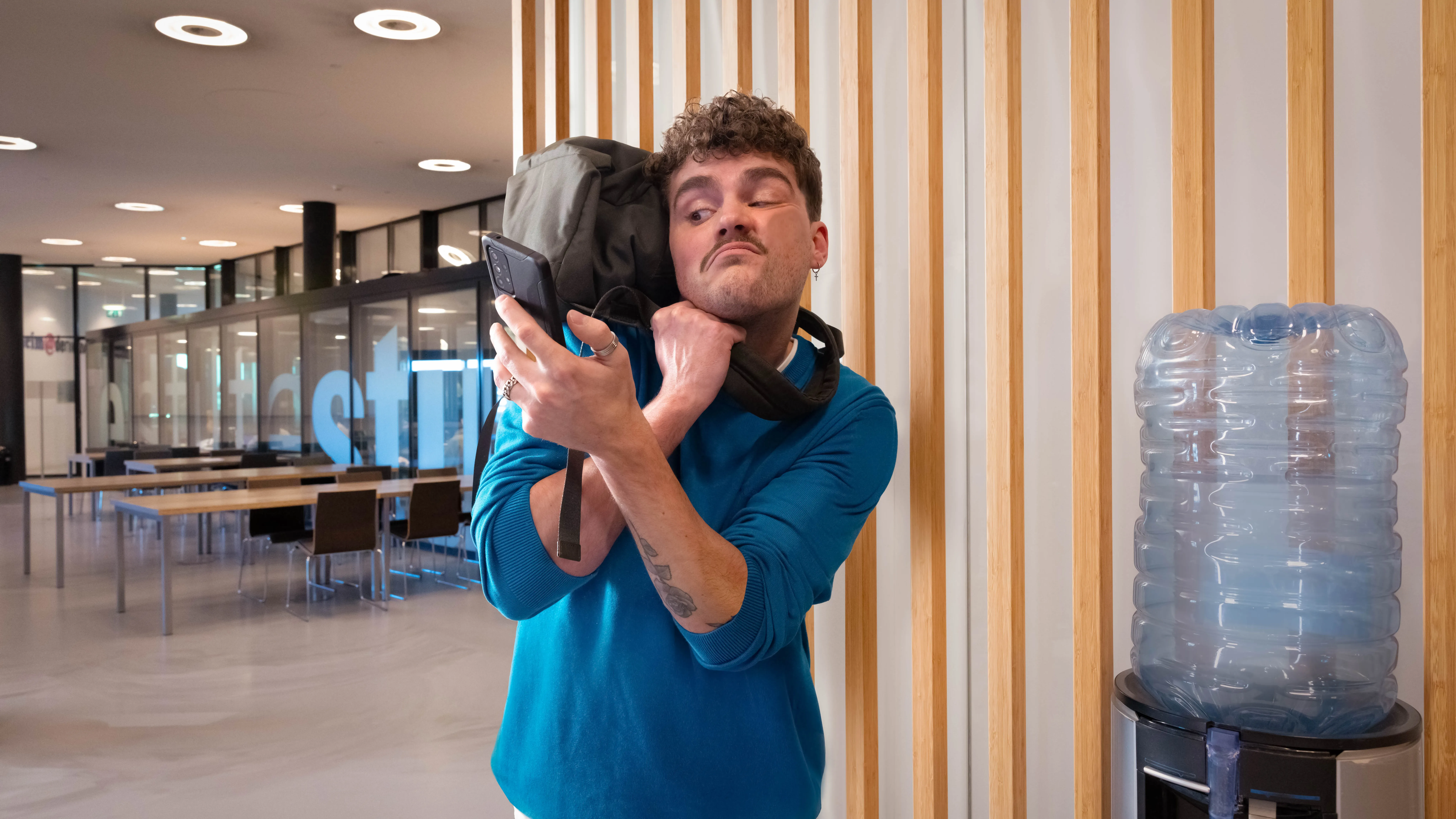 Jongen met tas en telefoon